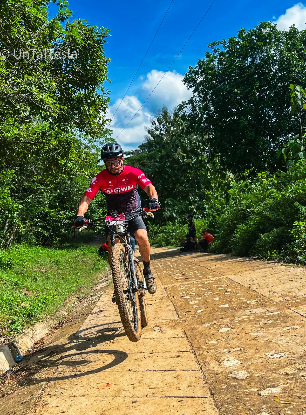 Rider ascendiendo por un sendero verde de la Travesía Bololo.