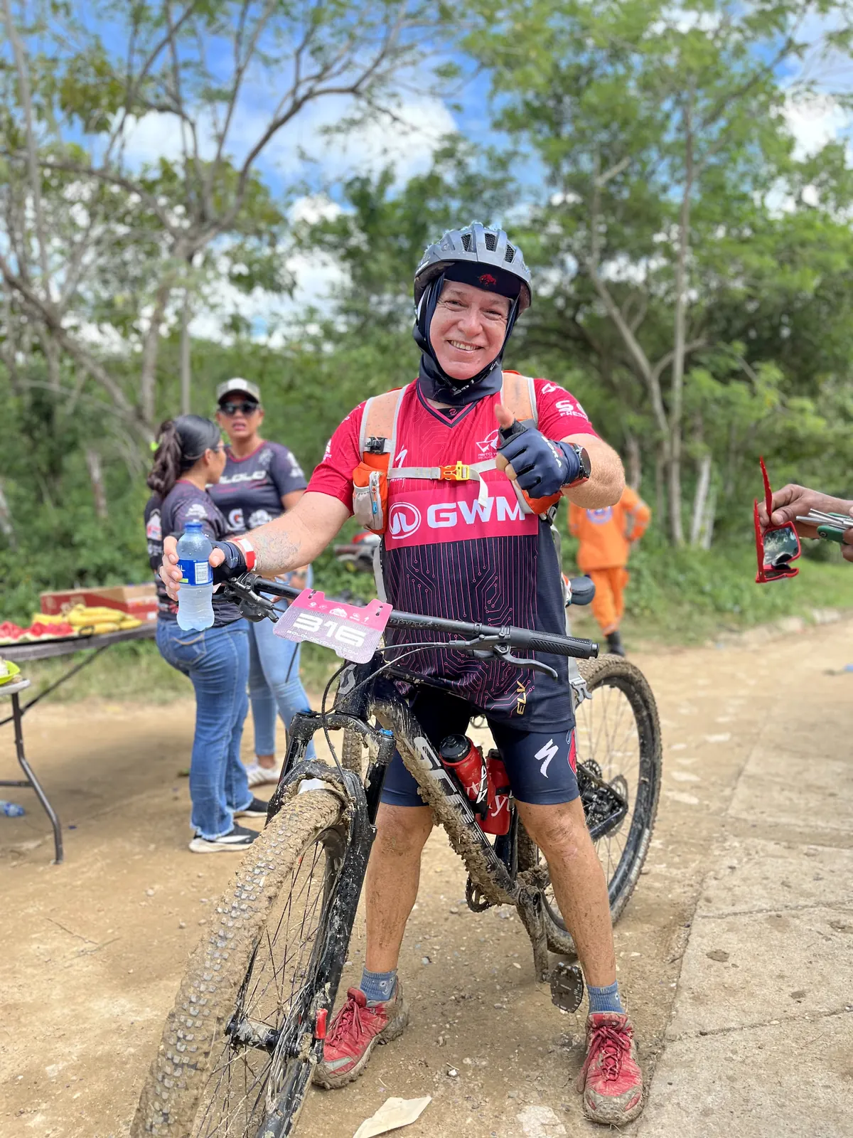 Rider saludando después de una parada de ruta.