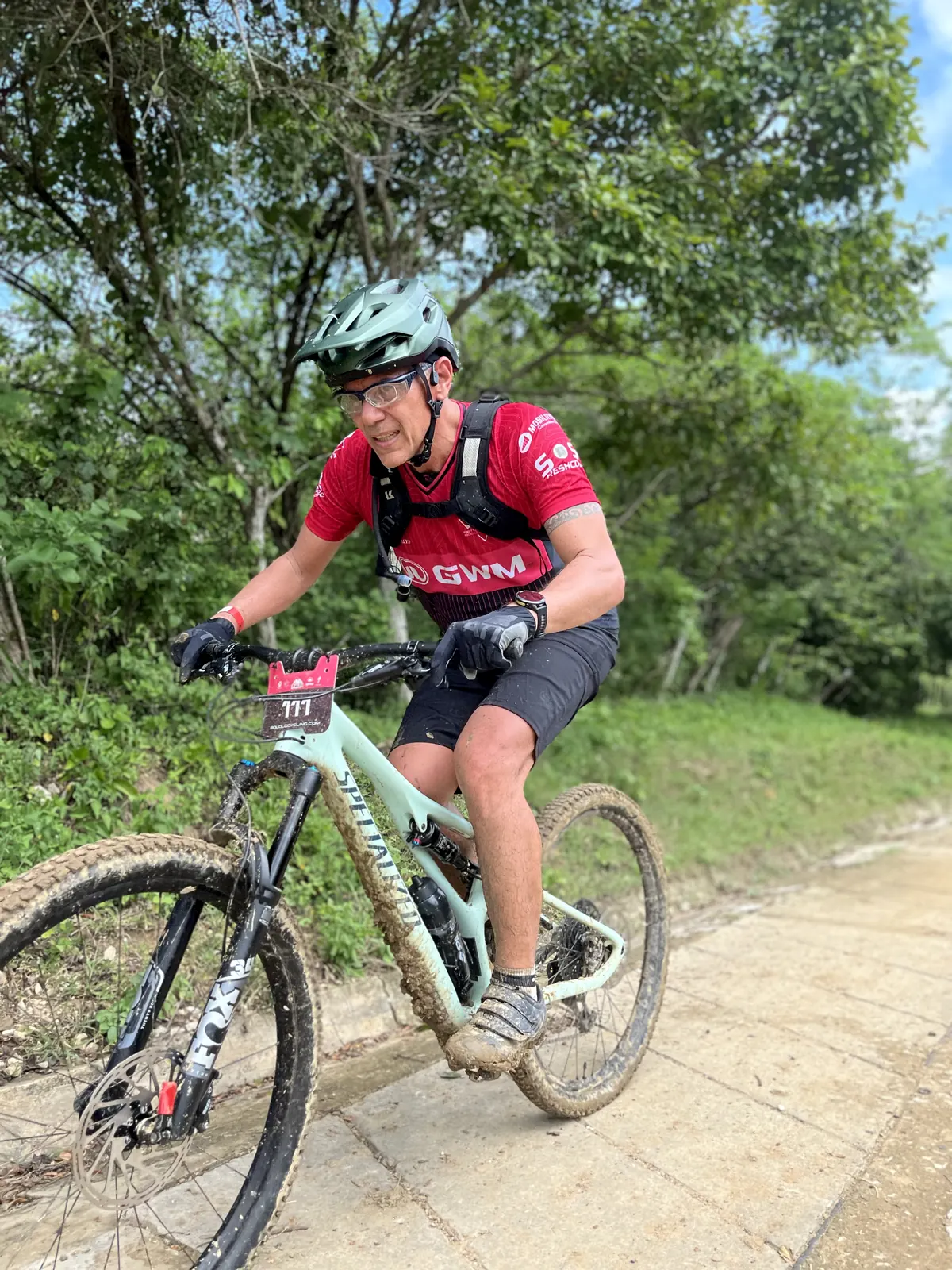 Ciclista recorriendo un tramo verde de la ruta.