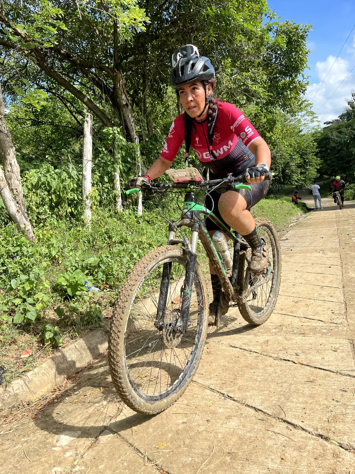 Ciclista subiendo por terreno seco en bicicleta de montaña