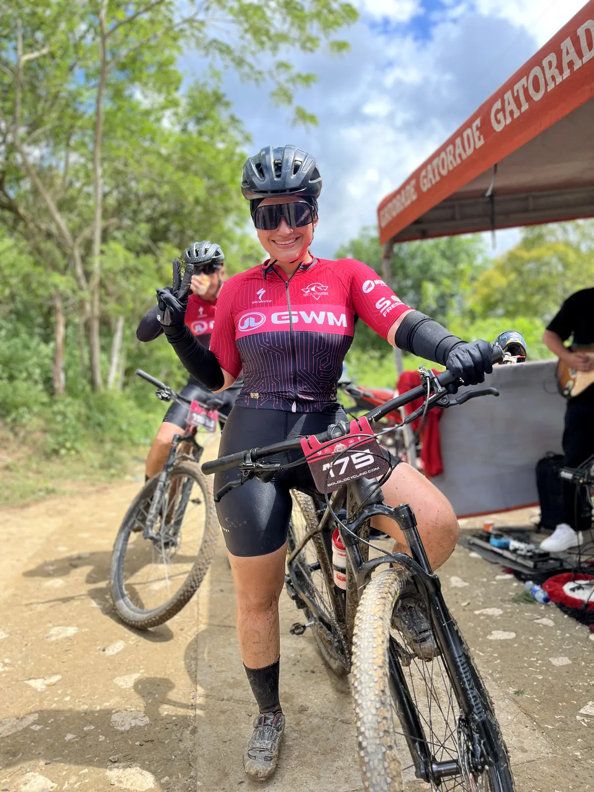 Rider junto al punto de hidratación de la ruta.