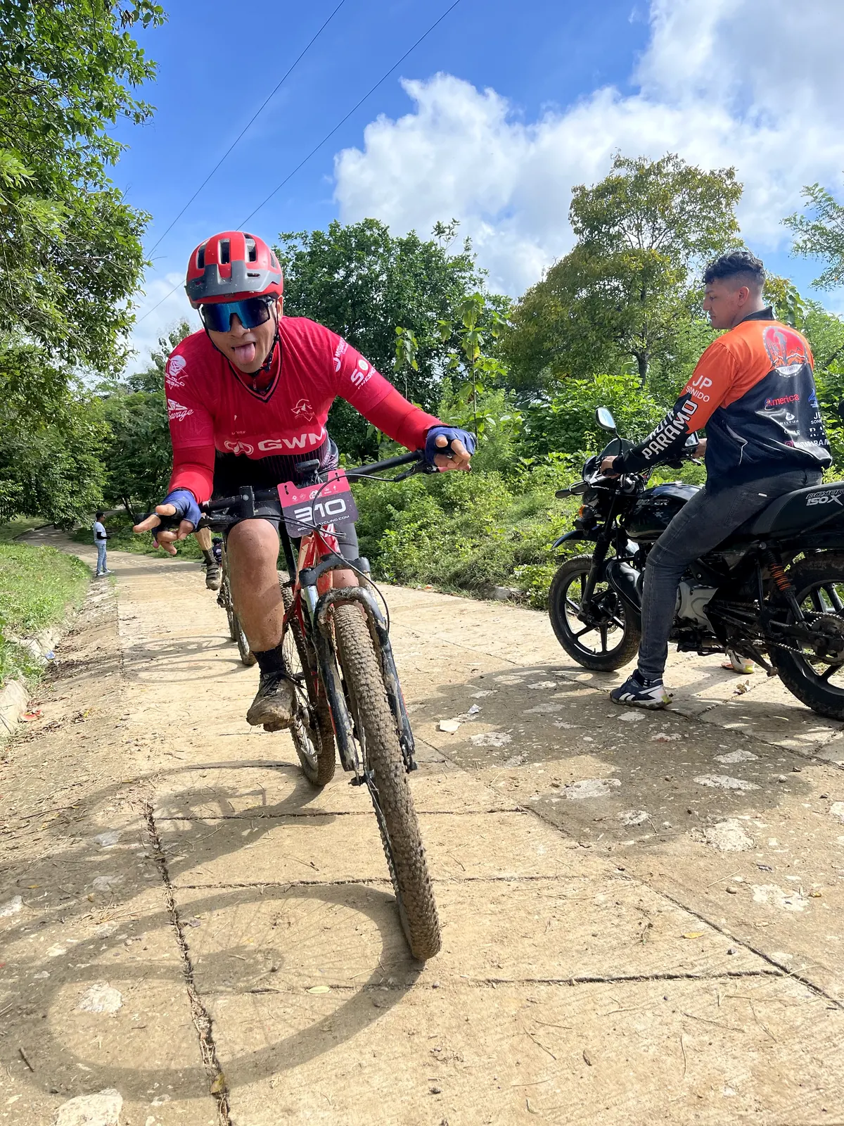 Rider en terreno de ruta con acompañamiento operativo.