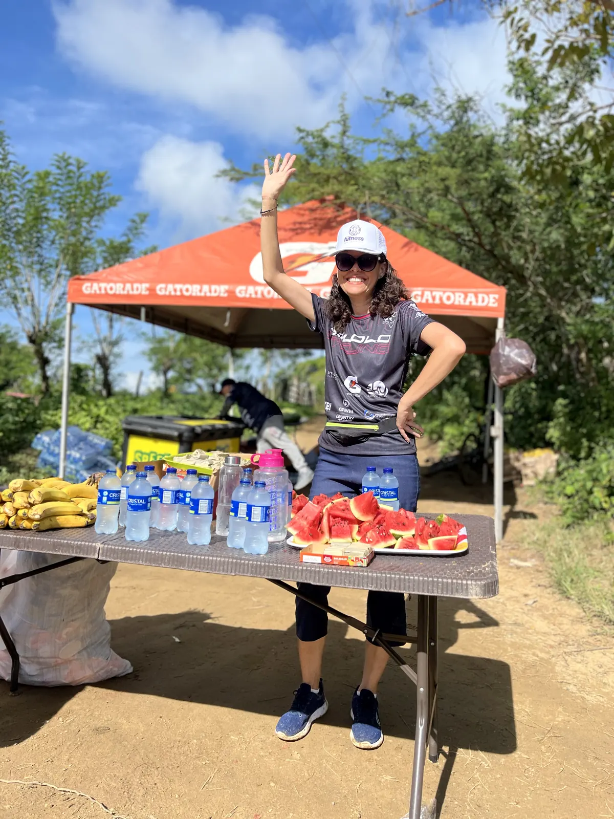 Mesa de frutas y bebidas preparada para los riders.