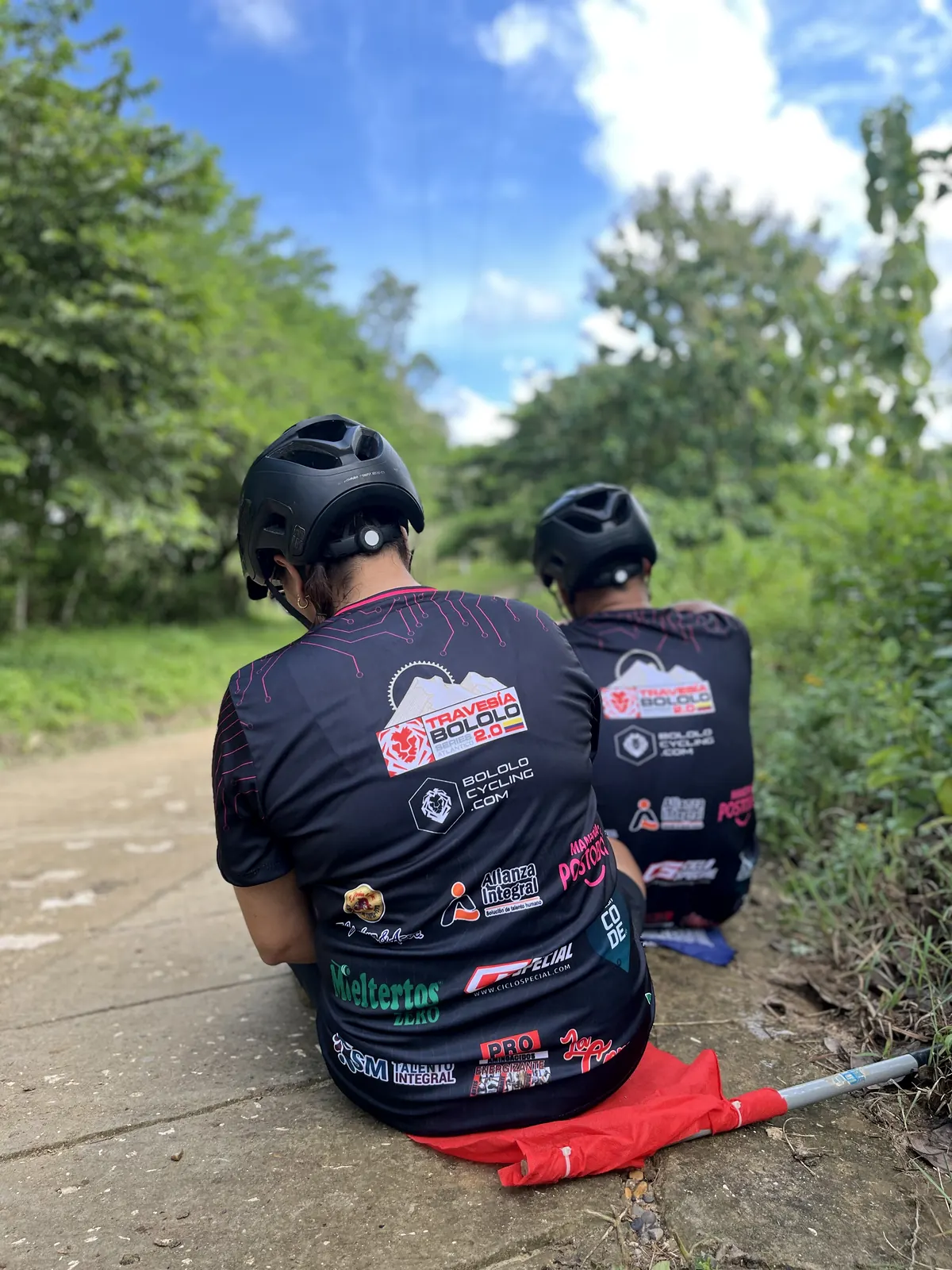 Equipo de apoyo descansando junto al camino durante la travesía.